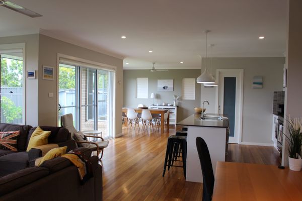 Charis by the Bay – 4 bedrooms – 5 mins to beach