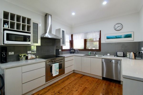 Burrill’s Cedar Cottage – Walking Distance to Water