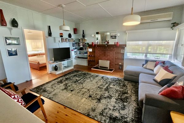 The Ideal Spot- Pet Friendly Waterfront with Retro Styling