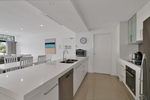 Waves – Luxury 3 Bedroom Apartment walk to everything