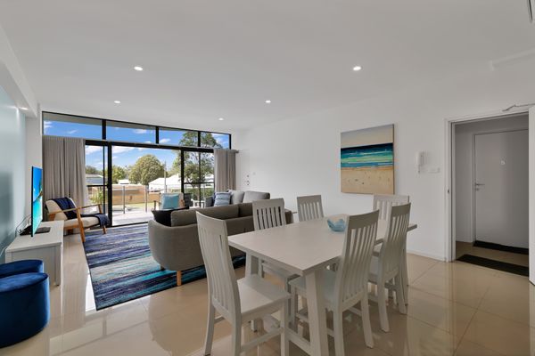 Waves – Luxury 3 Bedroom Apartment walk to everything
