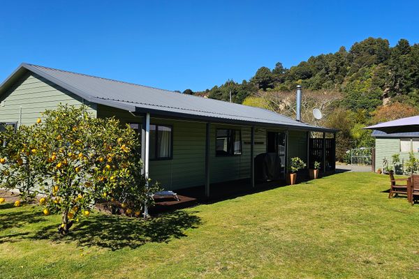 Fale Va’a in Marahau