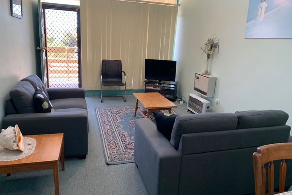 Upstairs Beachfront Unit in Central Location