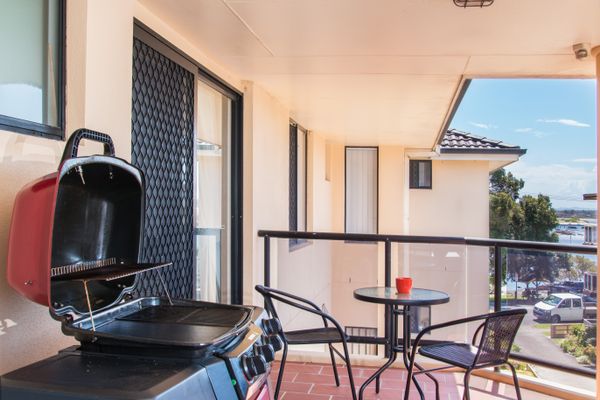 Horizons 8 on the lake