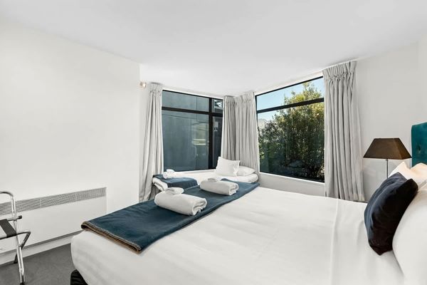 Ono on Thompson with Hot Tub