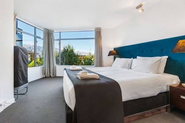 Ono on Thompson with Hot Tub