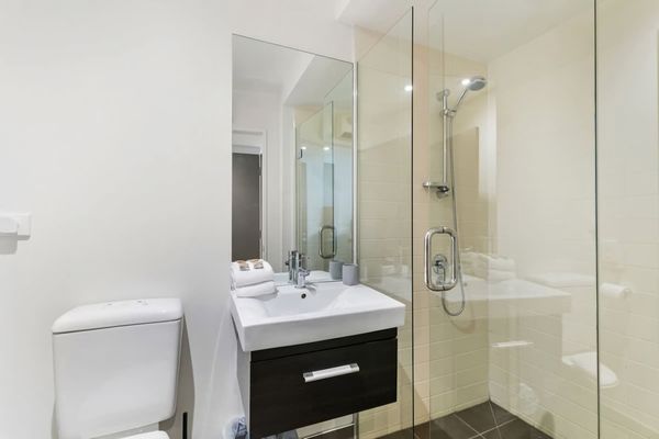 Ono on Thompson with Hot Tub