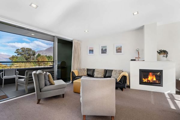 Ono on Thompson with Hot Tub