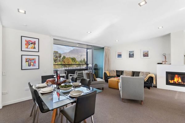 Ono on Thompson with Hot Tub