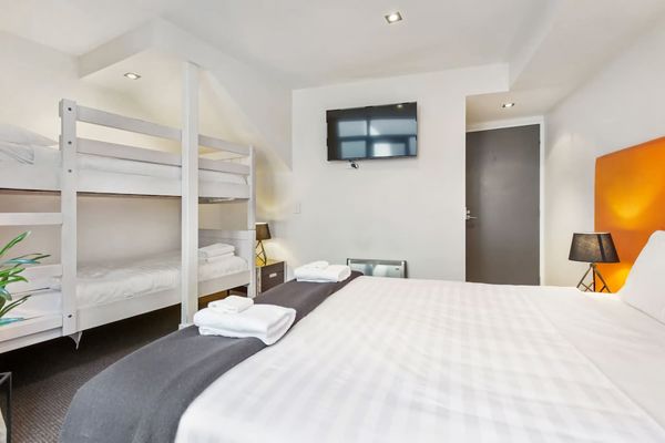 Ono on Thompson with Hot Tub