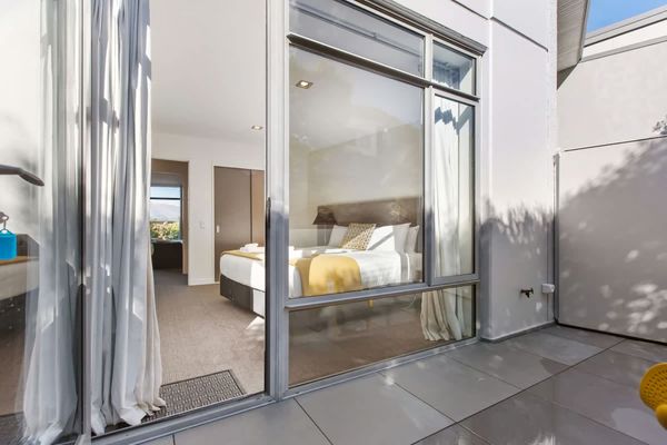 Ono on Thompson with Hot Tub