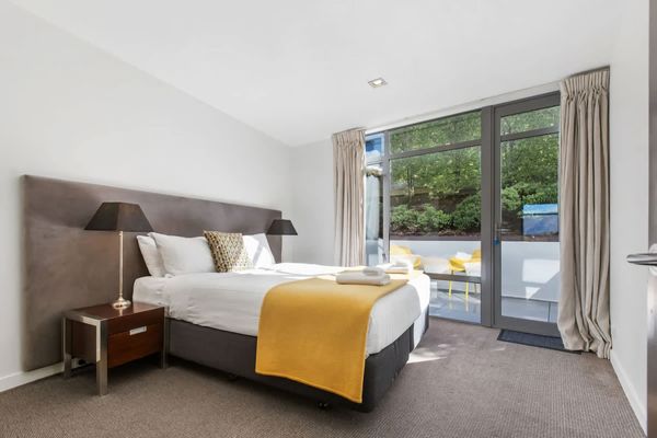 Ono on Thompson with Hot Tub