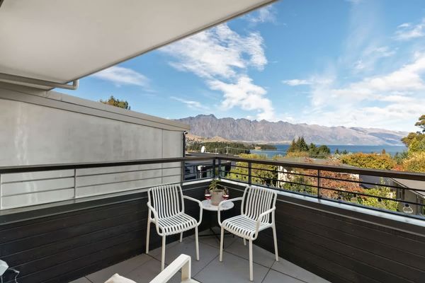 Ono on Thompson with Hot Tub