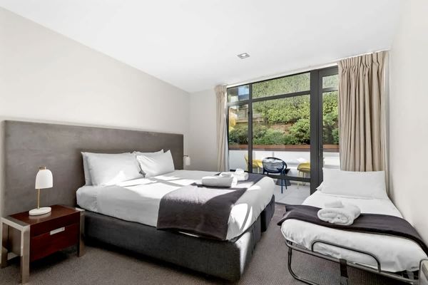 Ono on Thompson with Hot Tub