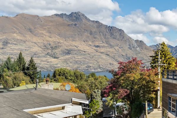 Ono on Thompson with Hot Tub