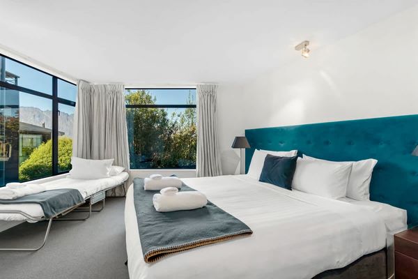 Ono on Thompson with Hot Tub