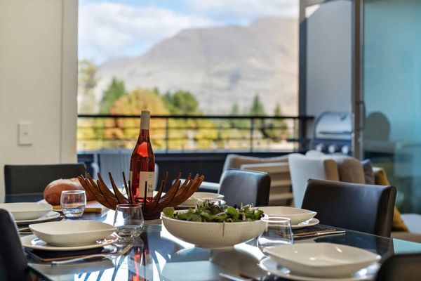 Ono on Thompson with Hot Tub