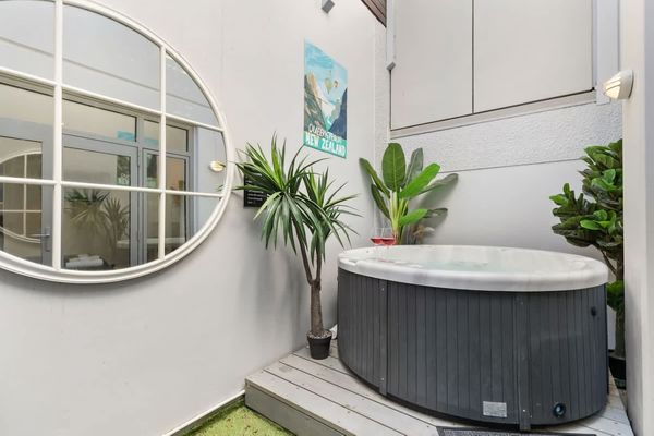 Ono on Thompson with Hot Tub