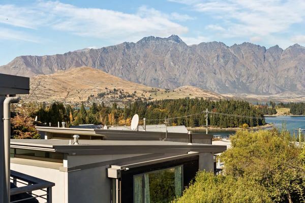 Ono on Thompson with Hot Tub