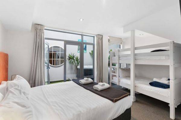 Ono on Thompson with Hot Tub