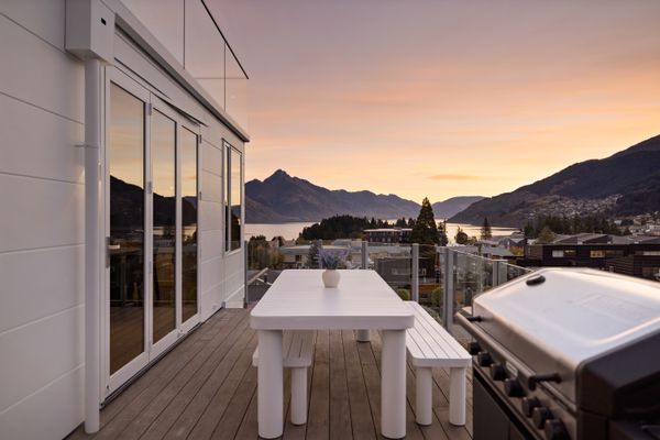 Queenstown Hill House – Full House, Studio & Apartment