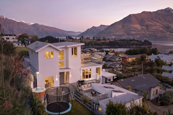 Queenstown Hill House – Full House, Studio & Apartment