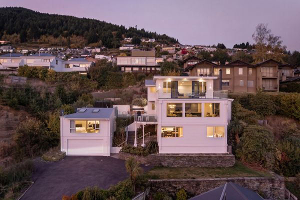 Queenstown Hill House – Full House, Studio & Apartment