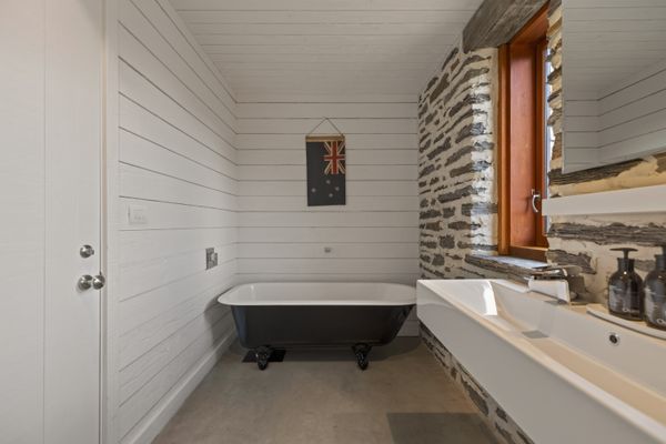 Toi Point Lodge