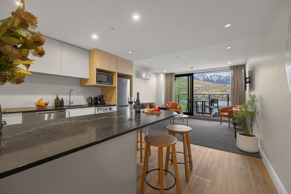 Shoreline Retreat, Oaks Shores