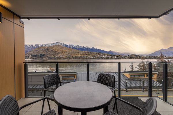 Shoreline Retreat, Oaks Shores