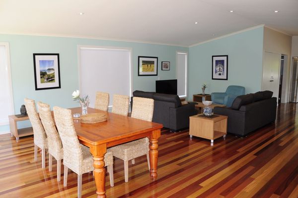 Dining & Lounge