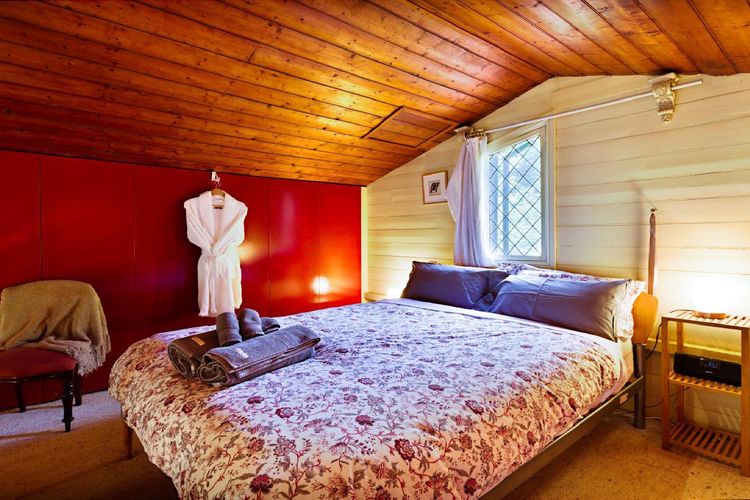 Mezzanine bedroom - queen