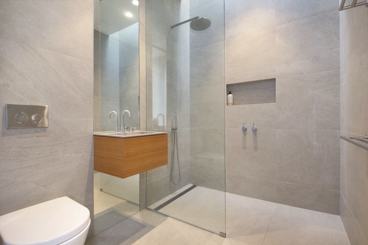 Pool room w/ ensuite