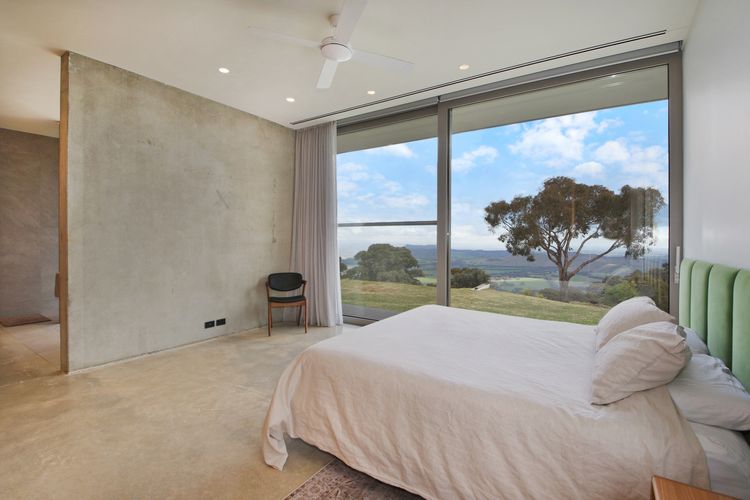 Master Bedroom w/ Ensuite sitting area & WIR