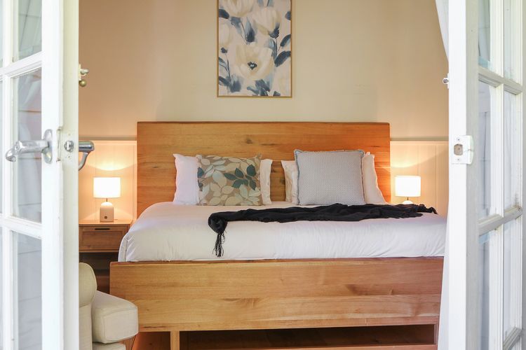 Marianna’s Lakeside Cottage