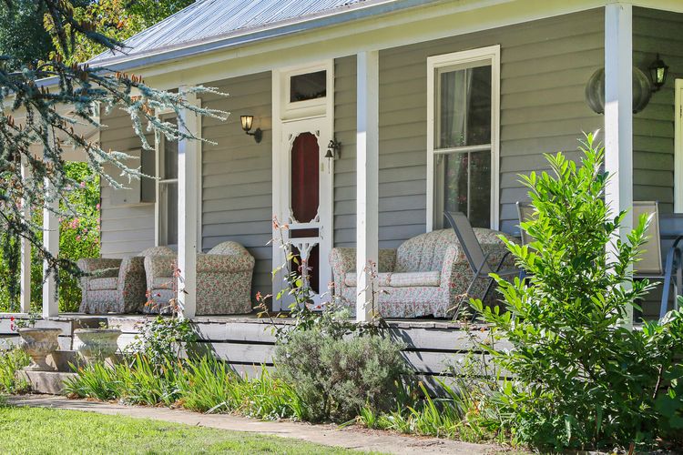 Marianna’s Lakeside Cottage