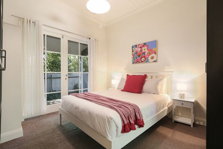 Marianna’s Lakeside Cottage