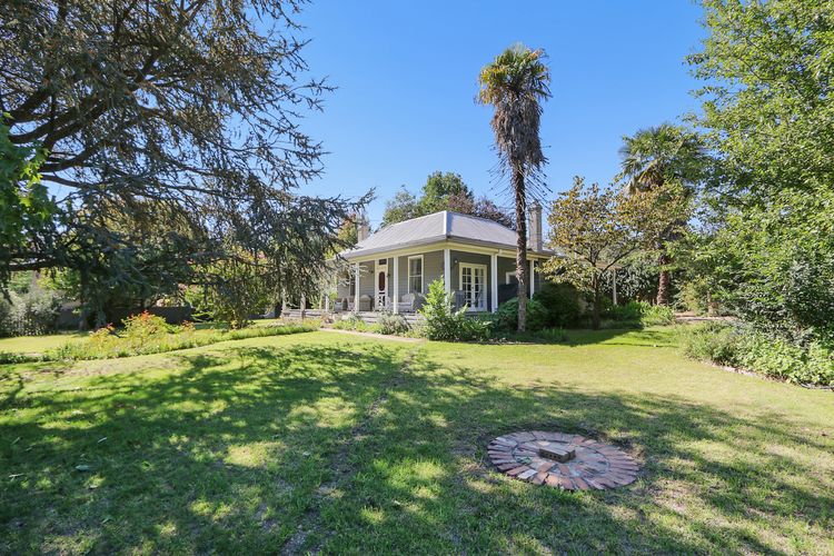 Marianna’s Lakeside Cottage