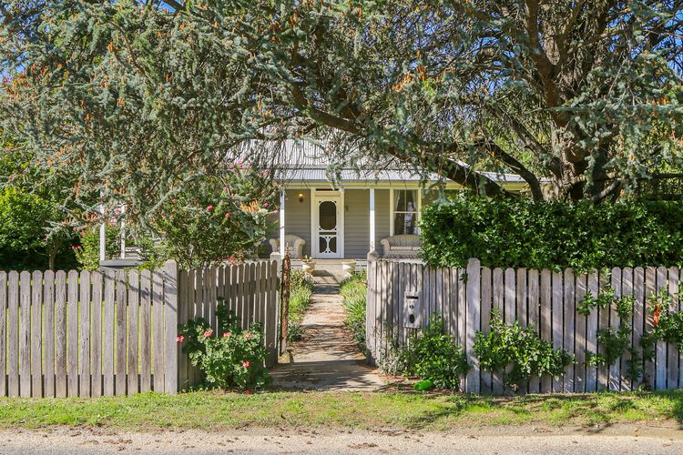 Marianna’s Lakeside Cottage