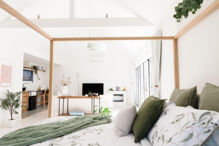 Bed through to the lounge area