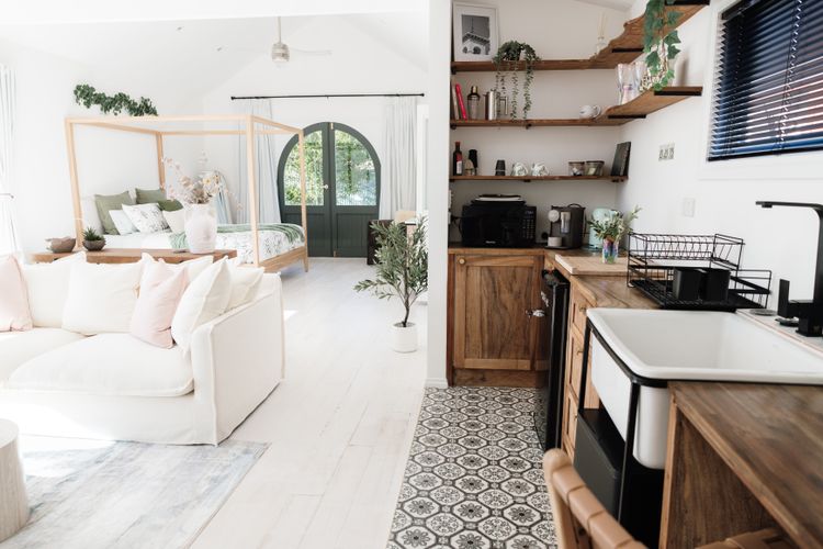 Kitchen/Lounge/Bed