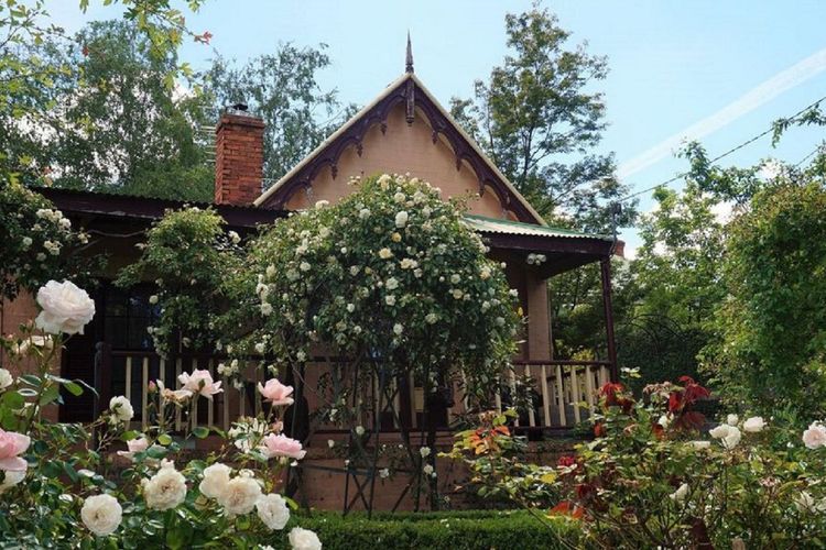 Gorgeous front of cottage