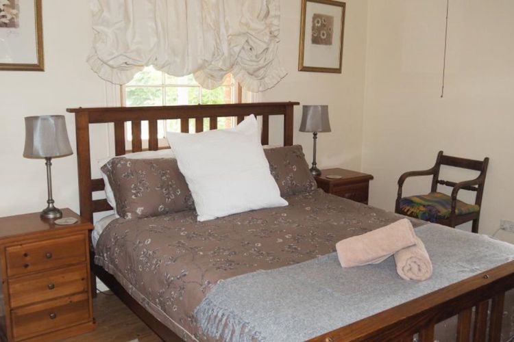 Bedroom 1 - Queen bed