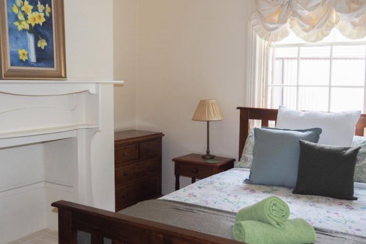 Bedroom 2 - Queen bed