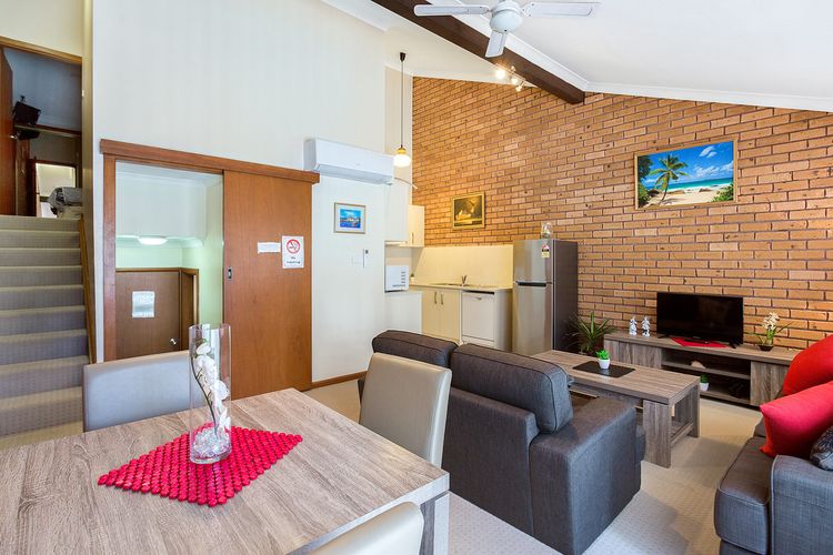 Macadamia Court, 2/8 Government Road