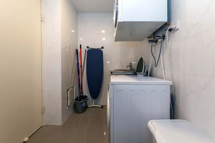 Oasis, Unit 3/5 Laman Street