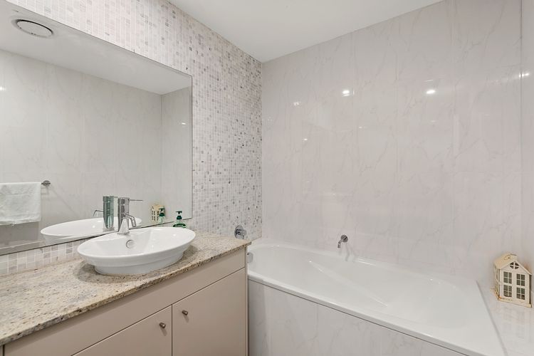 Oasis, Unit 3/5 Laman Street