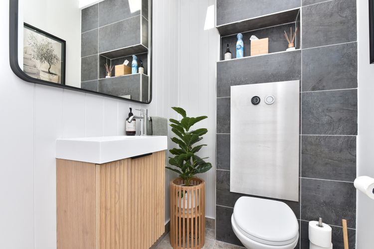 Phuza Maningi, 17 Myan Close