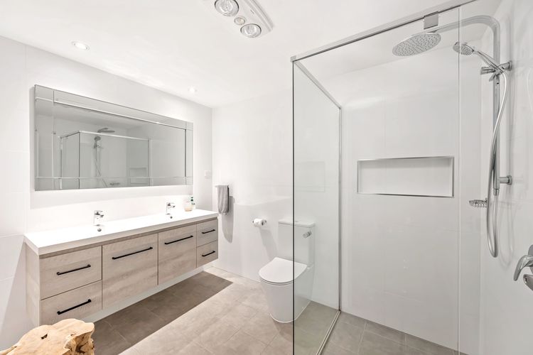 Phuza Maningi, 17 Myan Close