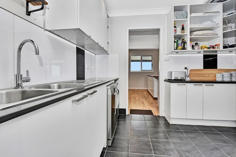 Phuza Maningi, 17 Myan Close